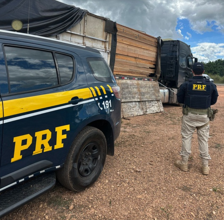 CRIME AMBIENTAL  PRF apreende 47 m³ de madeira transportada de forma irregular na BR-230, em Marabá/PA