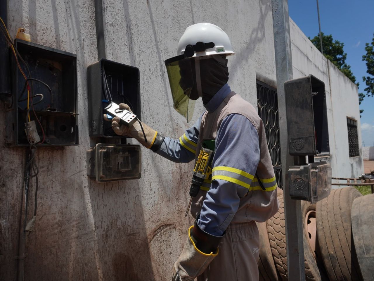 AGÊNCIA BANCÁRIA, CHURRASCARIA E FAZENDA SÃO FLAGRADAS COM FURTO DE ENERGIA NO SUDESTE PARAENSE