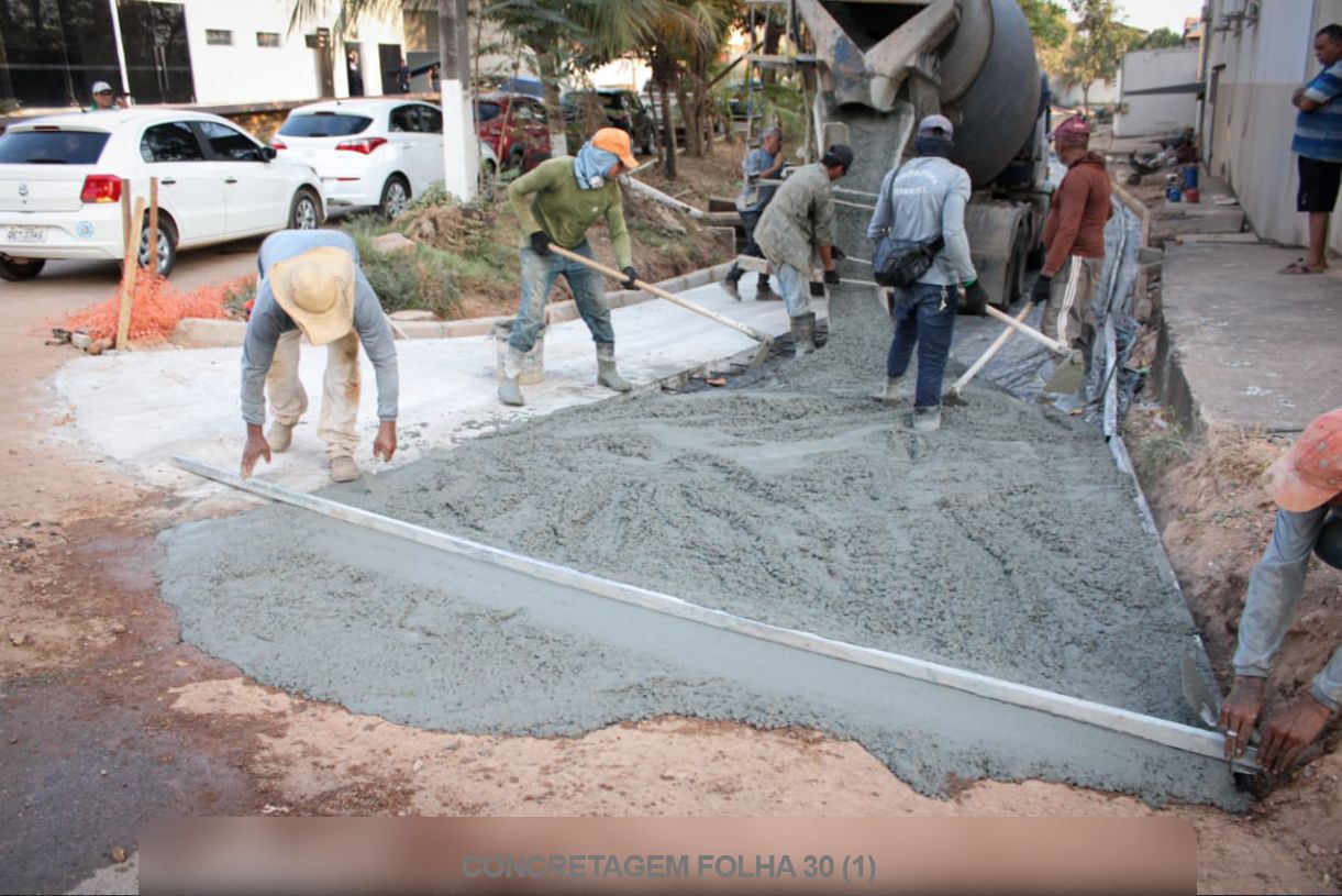 OBRAS: RUA DA FOLHA 30 RECEBE PAVIMENTAÇÃO EM CONCRETO